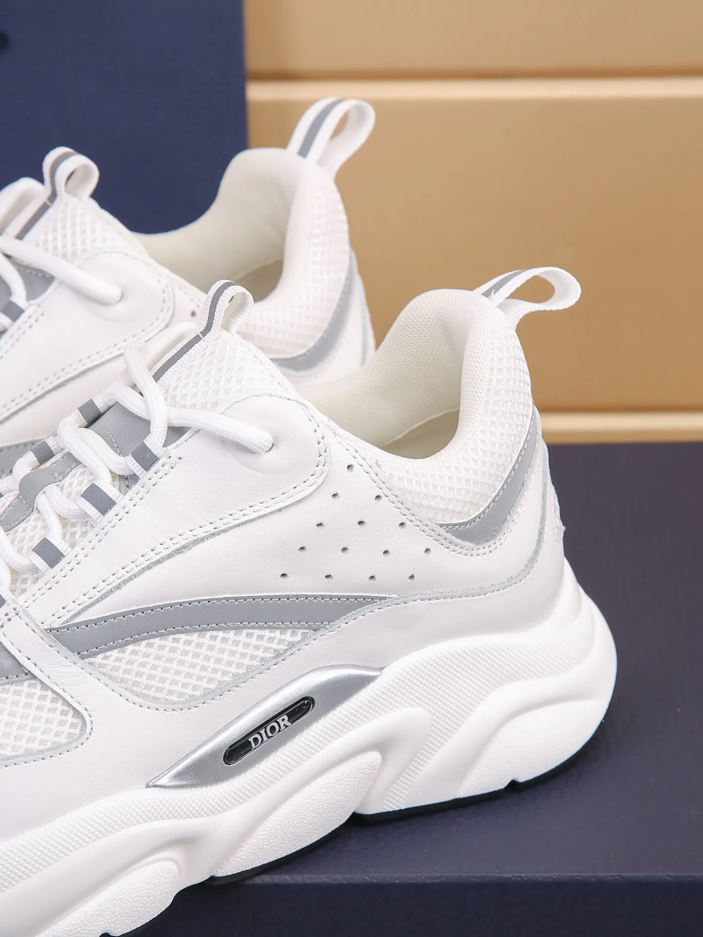 Factory price: 460💰Dior’s top version of D’s b22 men’s sports shoes. Inspired by retro running styles, the chunky low-top silhouette features gray calf leather and blue and white mesh fabric uppers, atop a black, white and blue engraved rubber sole. Nylon ribbon accents the blue mesh tongue and heel counter, and a "dio~" logo appears on the side. Pair it with a suit for a striking contrast and add a sportswear-chic edge to your look. The thick sole can be about 4cm~ Size: 38-45, [46, 47 customized]